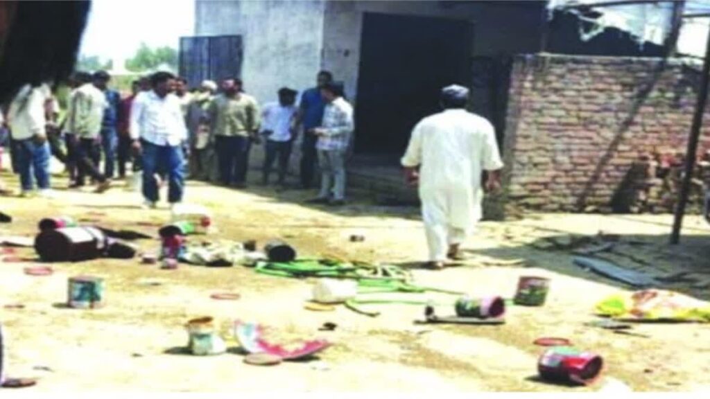 कबाड़ी की दुकान में जोरदार धमाके से दहला पूरा गांव,दो गंभीर पुलिस कर रही मामले की जांच 1 d 3 (25)