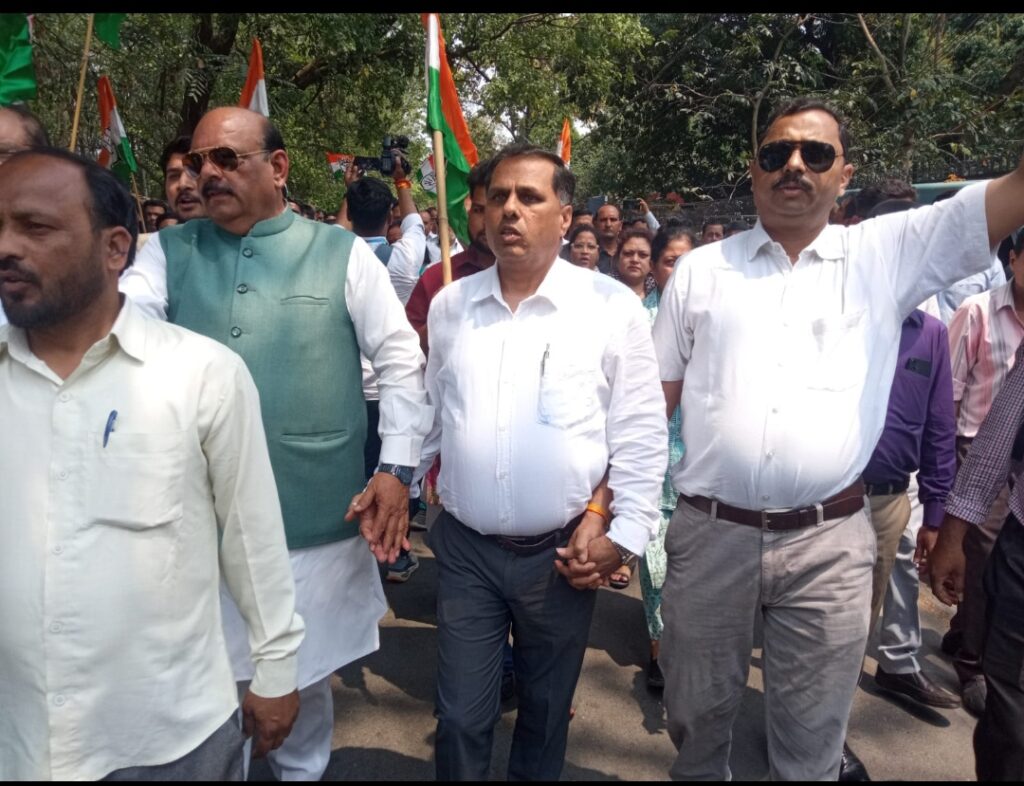 नेशनल हेराल्ड मामले में कांग्रेसियों ने किया ईडी कार्यालय पर प्रदर्शन 1 d 4 (21)
