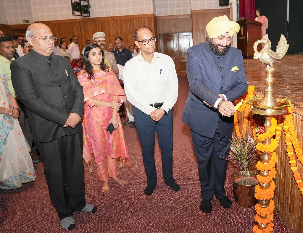 राज्यपाल ने किया ‘स्कूल डैश-बोर्ड’ का लोकार्पण 1 d 4 (23)