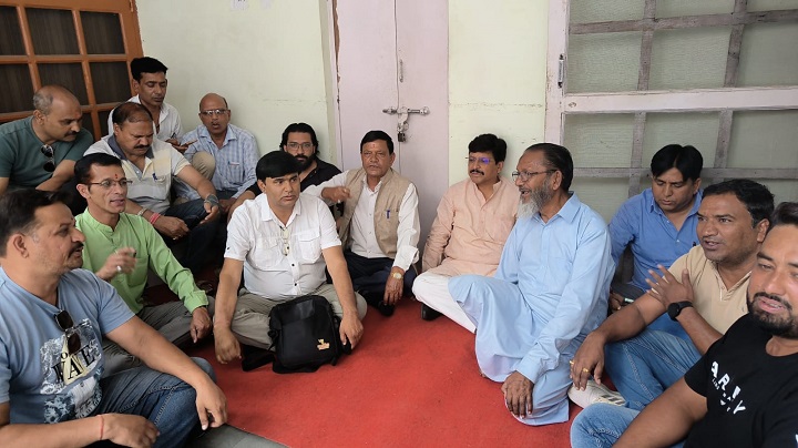 बिना टेंडर हुए कार्यों पर कांग्रेस का विरोध, पीडब्ल्यूडी दफ्तर में धरना 1 01- (31)