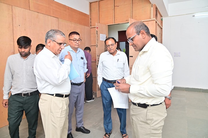 मुख्य निर्वाचन अधिकारी ने राष्ट्रीय राजनैतिक दलों के प्रतिनिधियों के साथ किया वेयर हाउस का निरीक्षण 1 13- (5)