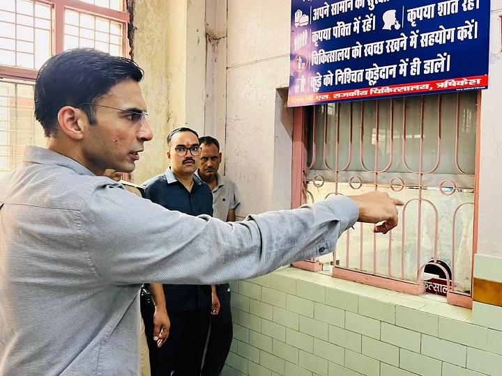 उप जिला अस्पताल ऋषिकेश में डीएम बंसल का औचक दौरा 1 16- (3)