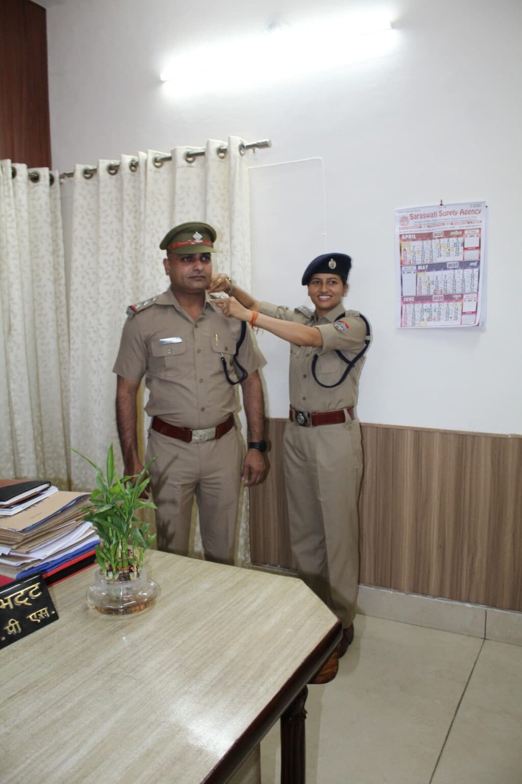 थानाध्यक्ष अशोक कुमार बने इंस्पेक्टर, पीपिंग सेरेमनी में SP GRP ने खुद लगाए स्टार। 1 IMG-20250603-WA0084