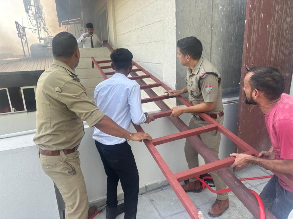 आग की लपटों के बीच फंसा था होटल कर्मी, चौकी इंचार्ज प्रवीन रावत की सूझबूझ और त्वरित कार्रवाई से बची जान। 1 IMG-20250606-WA0074