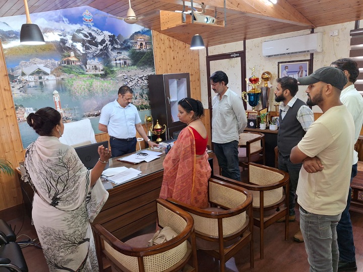 दरोगा से अभद्रता करने वालों के खिलाफ कार्यवाही की मांग 1 d 5 (40)