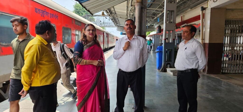 पूजा नंदा ने चारधाम यात्रा को लेकर रेलवे अधिकारियों से चर्चा की 1 railway88