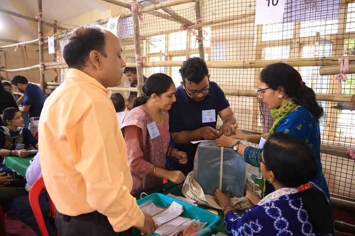 स्ट्रांग रूम का ताला खुला, मतगणना प्रक्रिया हुई प्रारंभ 1 13e0cba9-24f2-46a9-a004-e0e4bdf007aa