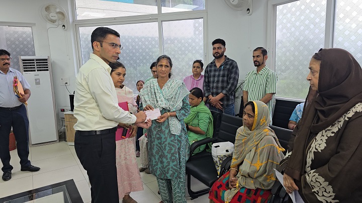 राइफल फंड के जरिए छह असहायों को मिला मदद का सहारा, 1.50 लाख रुपये वितरित 1 39 (2)