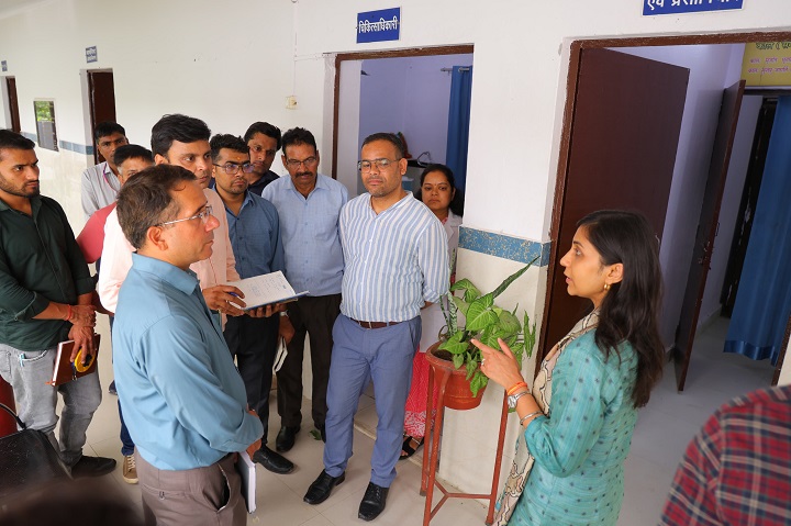 स्वास्थ्य और राजस्व व्यवस्थाओं की समीक्षा हेतु जिलाधिकारी का दौरा 1 c848a8a7-bf45-493f-bde5-fc554111c2e5