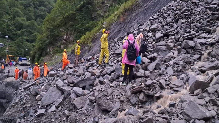 मुनकटिया क्षेत्र में सड़क ध्वस्त, केदारनाथ यात्रा अस्थायी रूप से रोकी गई 1 d 1 (4)