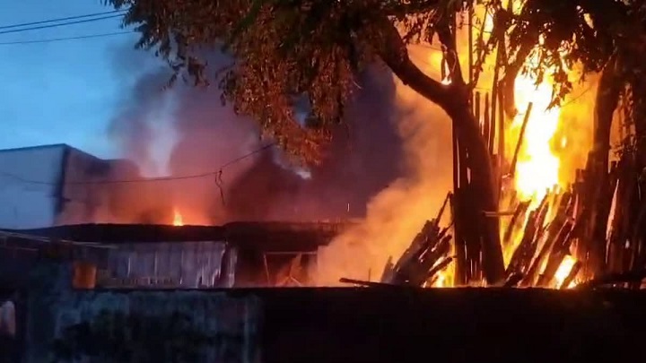 वेडिंग पॉइंट में आग का तांडव, लाखों का सामान और वाहन खाक 1 d 1 (79)