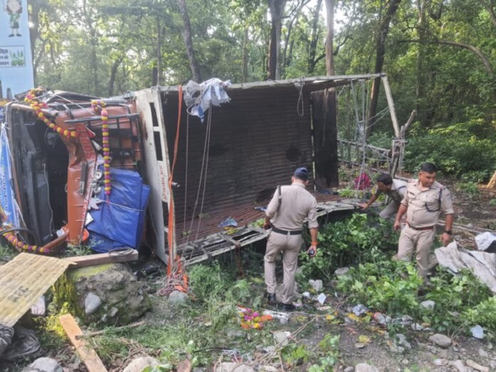 ऋषिकेश मार्ग पर कांवड़ यात्रियों का ट्रक पलटा, 11 को आई चोटें 1 d 2 - 2025-07-19T150533.718