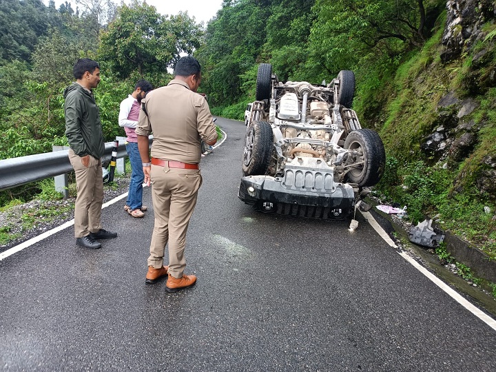 तेज रफ्तार का कहर: पहाड़ से टकराई महिंद्रा थार, दो घायल 1 d 2 (95)