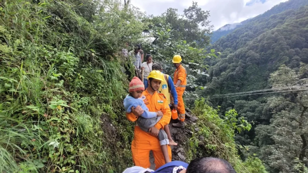 केदारनाथ दर्शन कर लौट रहे 1100 से अधिक यात्रियों का जंगल रास्ते से रेस्क्यू 1 d 1 (98)