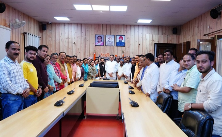 गंगोत्री और पुरोला विधायकों के नेतृत्व में पंचायत प्रतिनिधियों ने की मुख्यमंत्री से मुलाकात 1 dhami 47