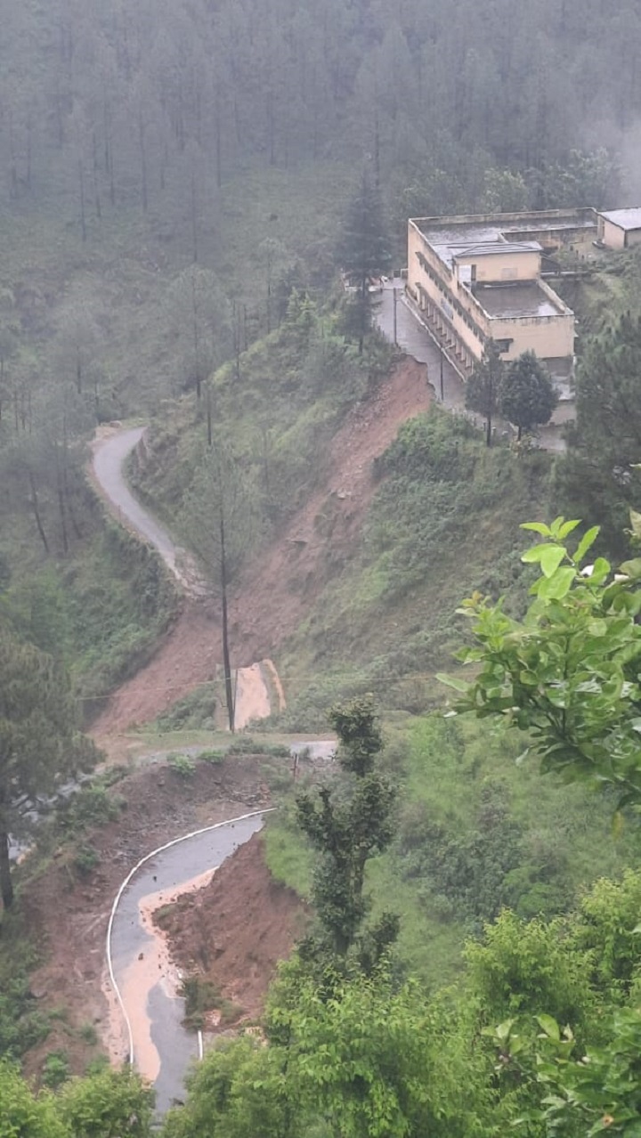 चमधार और कुल्हाड़ मोड़ पर मलबा हटाया गया, यातायात बहाल 1 pauri