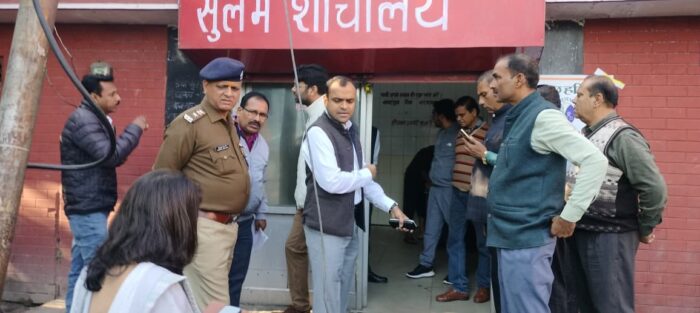 1763552240 344 जिलाधिकारी ने रोडवेज बस अड्डे के सौंदर्यीकरण के लिए रंग