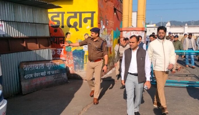 1763552240 537 जिलाधिकारी ने रोडवेज बस अड्डे के सौंदर्यीकरण के लिए रंग