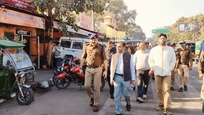 1763552240 789 जिलाधिकारी ने रोडवेज बस अड्डे के सौंदर्यीकरण के लिए रंग