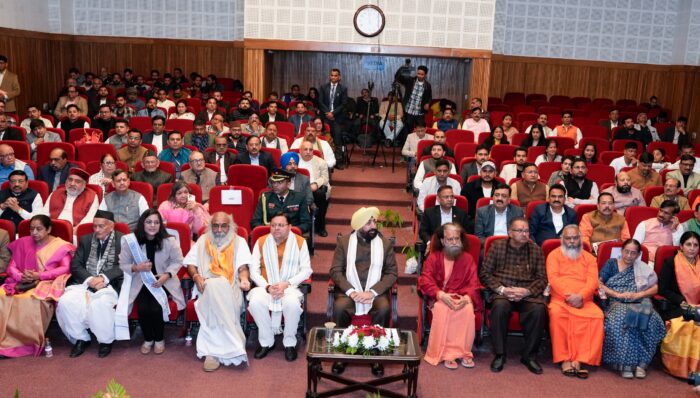 1764245023 504 पुष्कर धामीः हिमालय की जीवंत ऊष्मा हिंदी अंग्रेजी पुस्तक की लेखिका