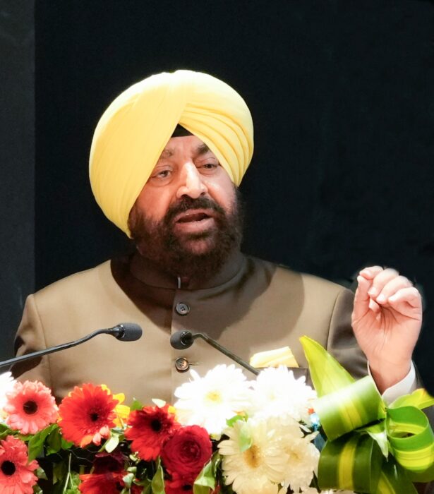 1764245023 590 पुष्कर धामीः हिमालय की जीवंत ऊष्मा हिंदी अंग्रेजी पुस्तक की लेखिका