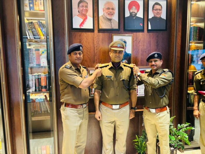 वरिष्ठ पुलिस अधीक्षक हरिद्वार द्वारा दोनों अधिकारियों के कंधों पर अशोक स्तम्भ पहना कर किया गया अलंकृत 3 1764422665 326 वरिष्ठ पुलिस अधीक्षक हरिद्वार द्वारा दोनों अधिकारियों के कंधों पर