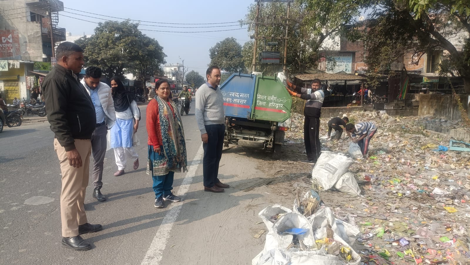 जिलाधिकारी मयूर दीक्षित की निगरानी में हरिद्वार को स्वच्छ एवं क्लीन जनपद बनाने के उद्देश्य से आज भी सफाई अभियान चलाया गया