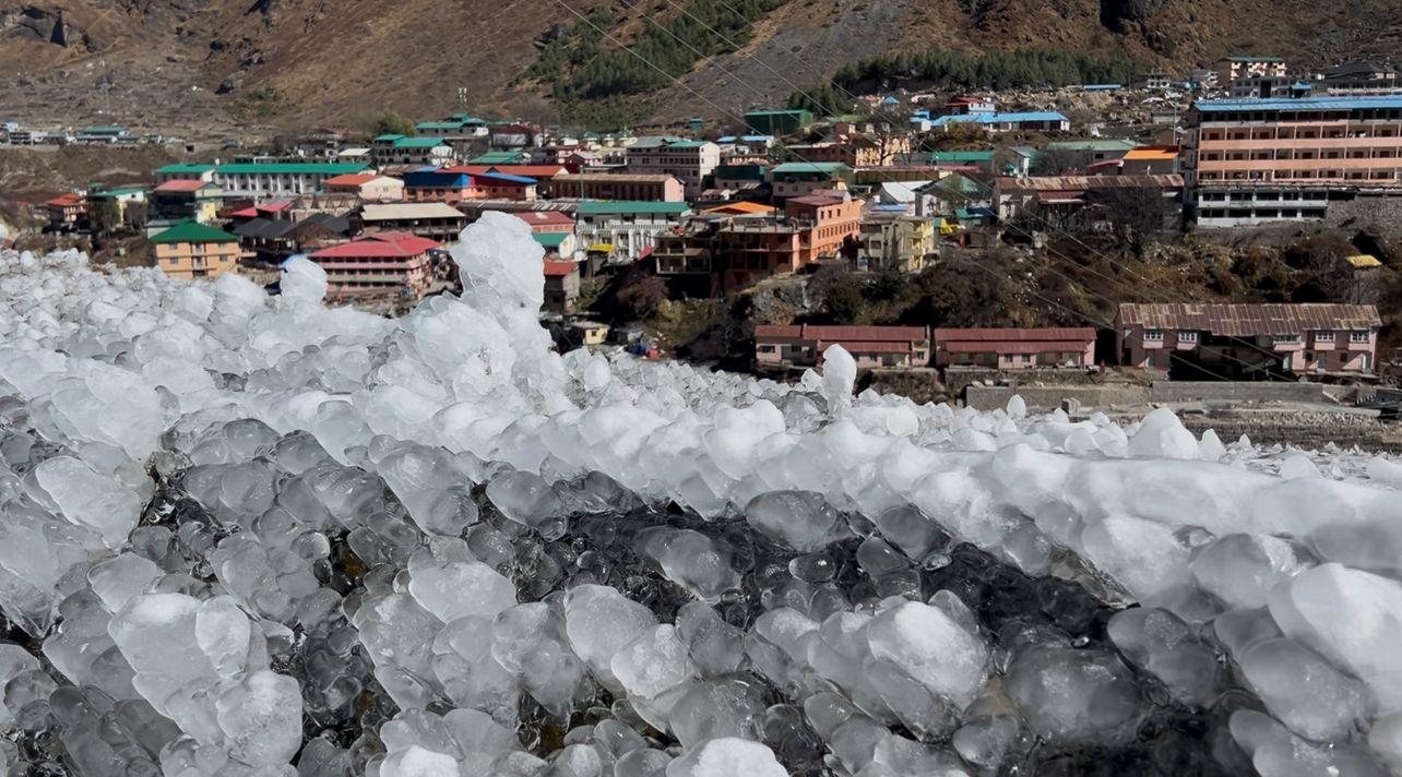 का प्रकोपः बदरीनाथ में जम गए झरने और तालाब