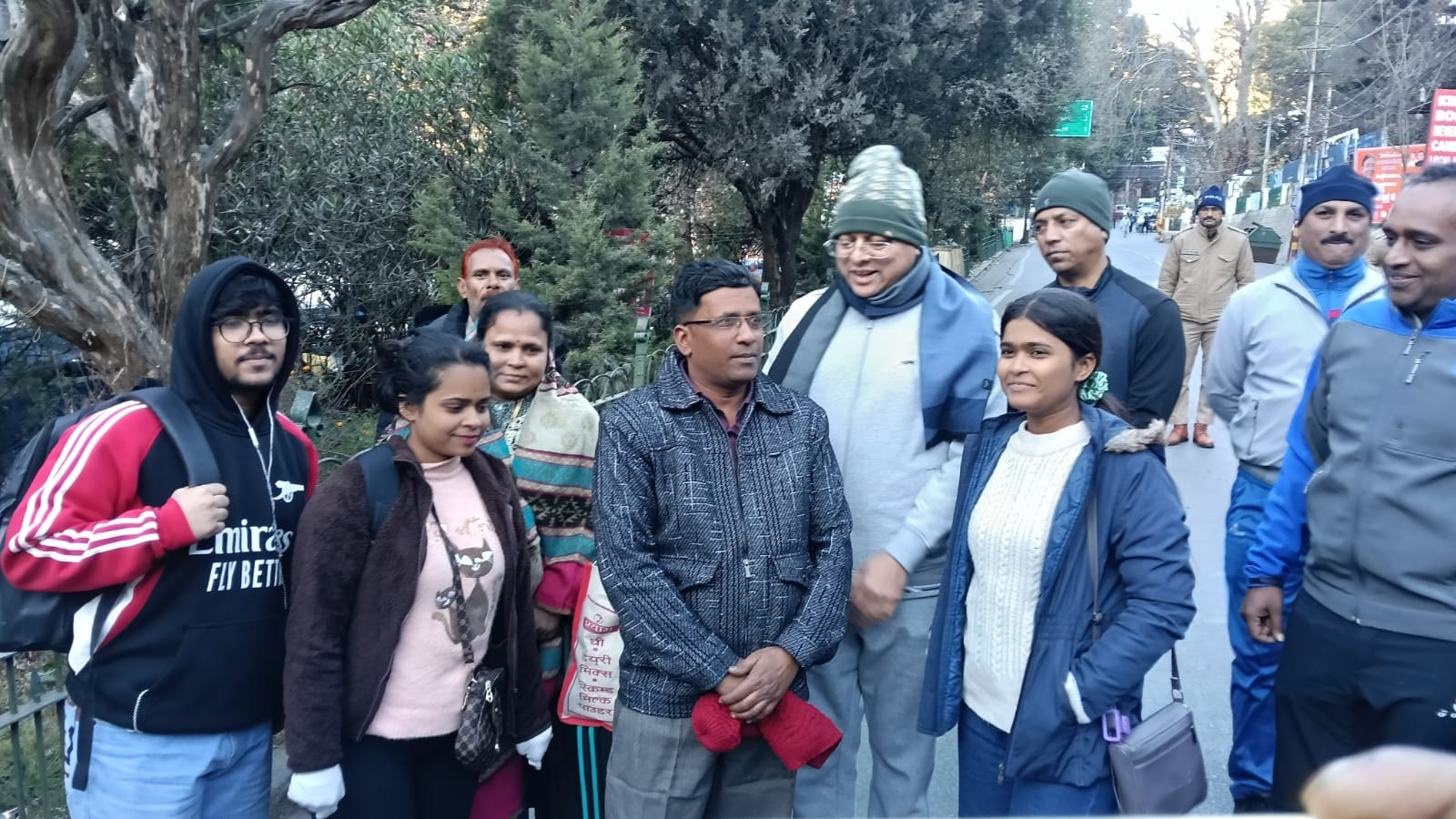 वॉक पर निकले सीएम धामी पर्यटकों और स्कूली बच्चों