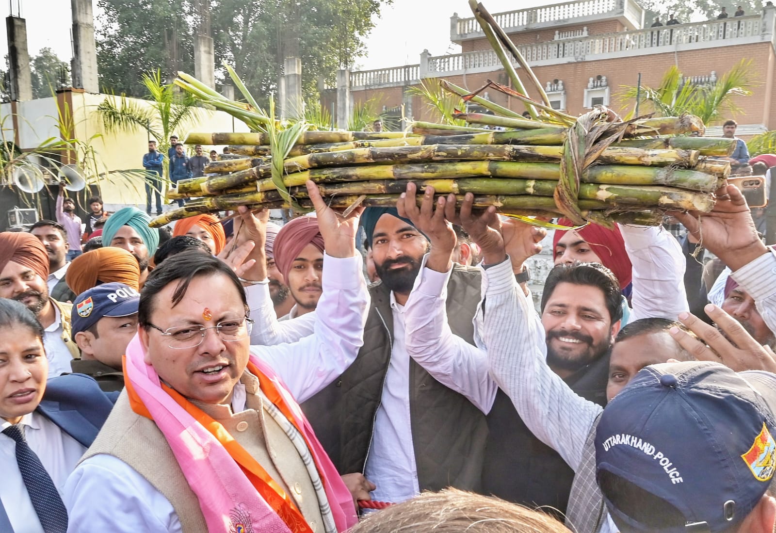 जूना अखाड़े ने अपने दो महामंडलेश्वरों को पद से हटाते हुए अखाड़े से निष्कासित करने का निर्णय लिया है 2 किसानों ने गुरुकुल कांगड़ी हेलिपैड पर मुख्यमंत्री का फूलों की माला व पुष्पवर्षा के साथ भव्य स्वागत किया