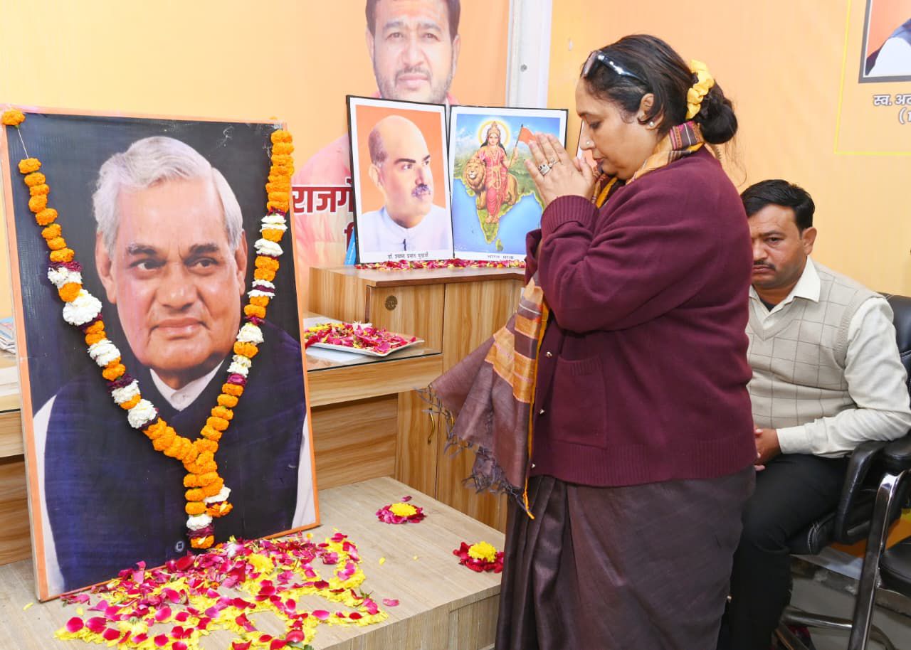 एक प्रखर वक्ता संवेदनशील कवि और दूरदर्शी विचारक थे