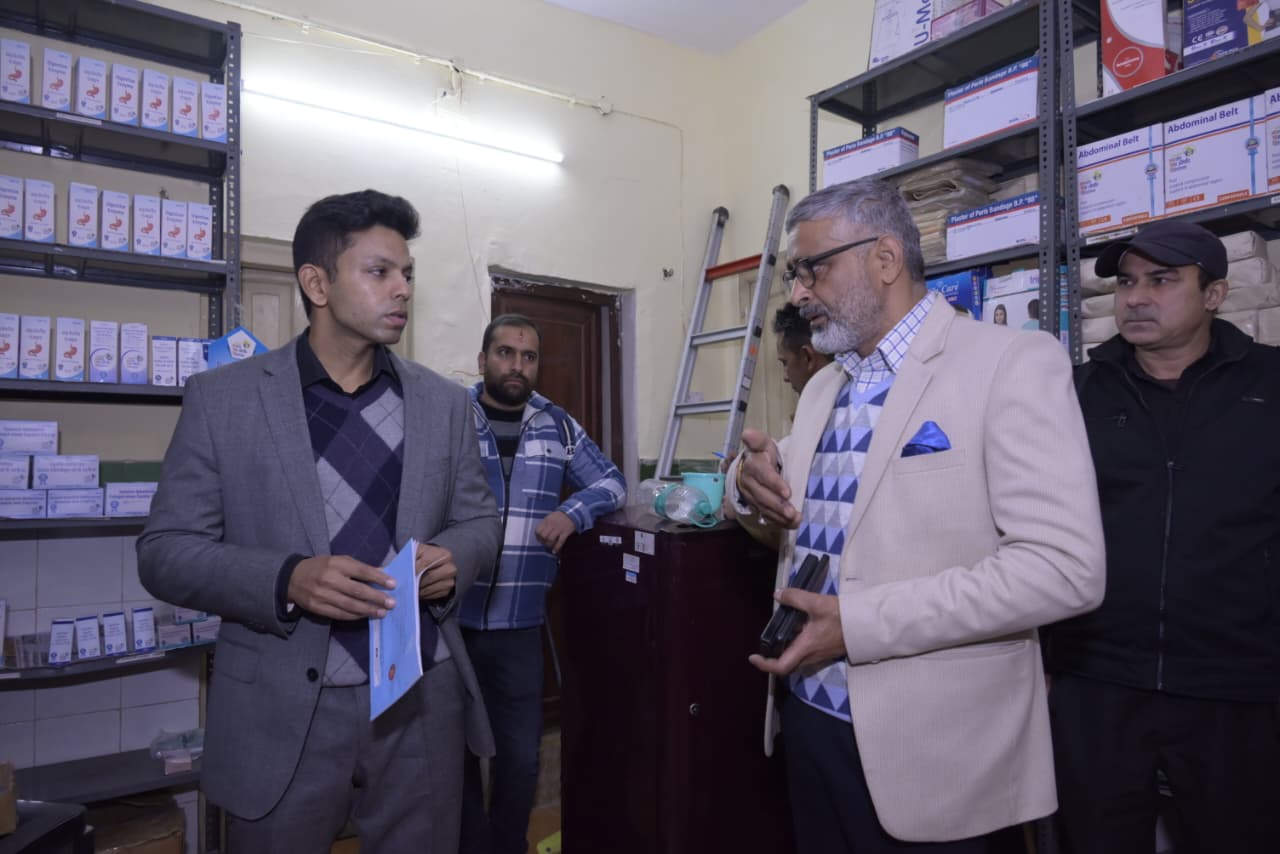 औषधि केंद्र में दवाओं की स्थिति का लिया जायजा