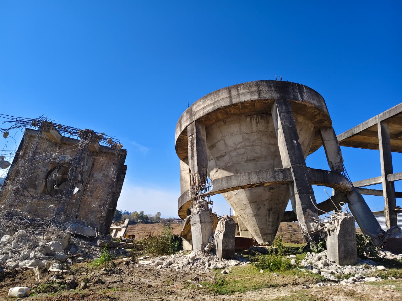 एक ईमानदार अफसर सीमेंट फैक्ट्री के सामने चट्टान बनकर