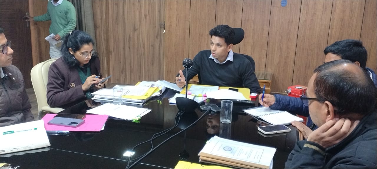 जिला विधिक सेवा प्राधिकरण की सचिव शचि शर्मा ने अचानक मेडिकल हॉल का निरीक्षण किया 2 जिलाधिकारी की अध्यक्षता में जनपद के नगरीय क्षेत्रों में स्थित मलिन बस्तियों के सुधार, विनियमितीकरण, पुनर्वास और पुनर्व्यवस्थापन से जुड़ी एक महत्वपूर्ण बैठक आयोजित की गई