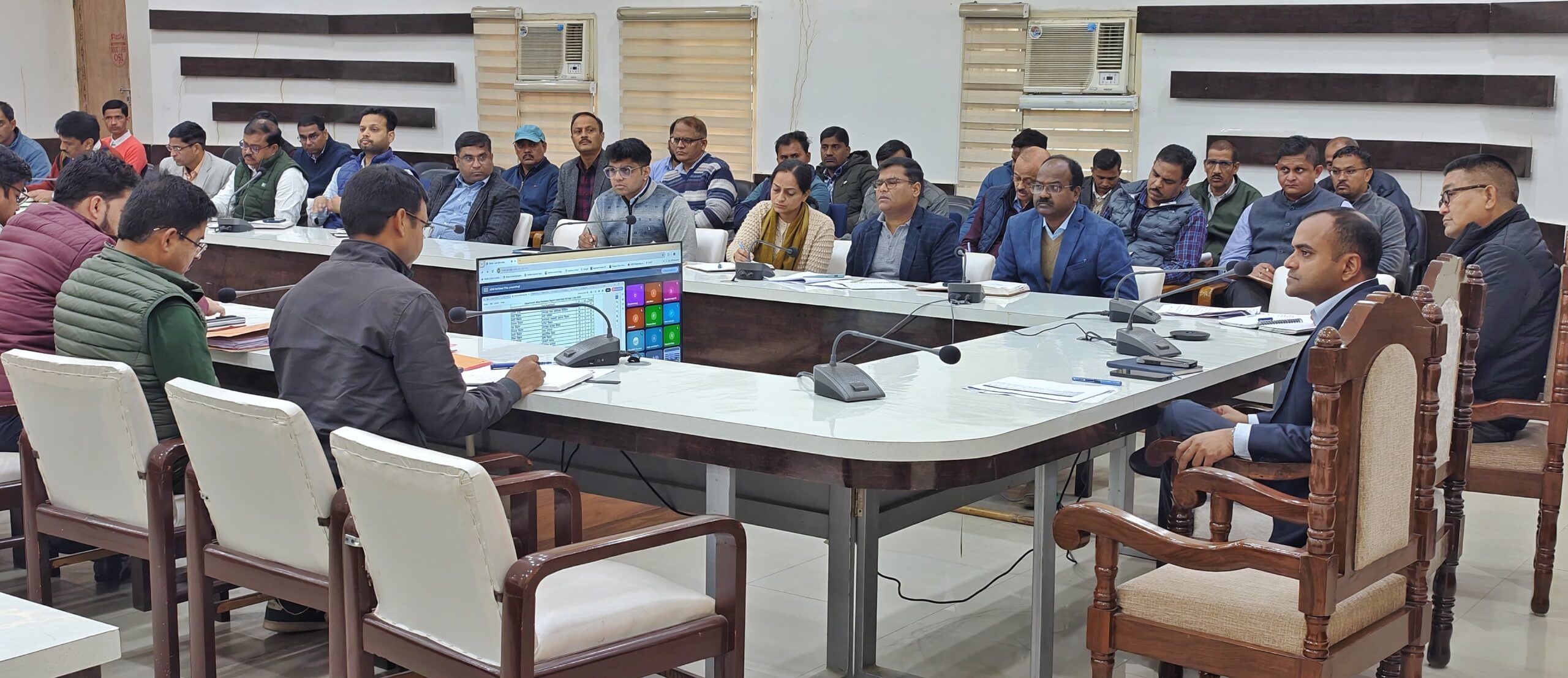 ने जिला स्तरीय अधिकारी के साथ समीक्षा बैठक की