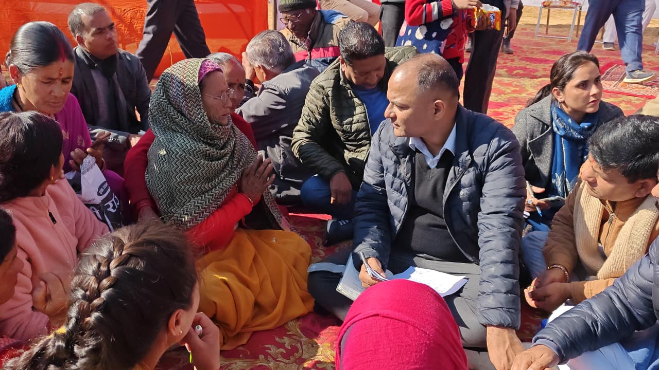 सीजेएम पर कथित मनमानी का आरोप, 22 को लोहाघाट विधिक शिविर के बहिष्कार का अधिवक्ताओं ने लिया निर्णय। 2 सरकार जनता के द्वार बना गरीबों के लिए महाकुंभ। पात्र लोगों को सुविधाएं मिलने से उनके चेहरों की खुशी बता रही थी कि यह कार्यक्रम उनके लिए कितना वरदान साबित हुआ।