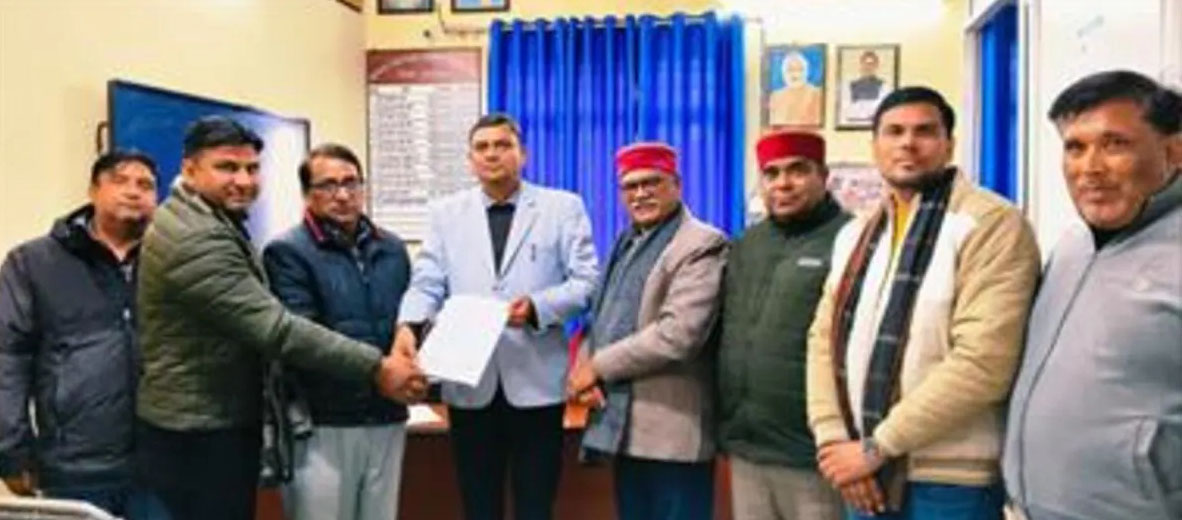 अशासकीय शिक्षकों की समस्याओं को लेकर शिक्षा अधिकारियों से मिला शिक्षक संघ का प्रतिनिधिमंडल