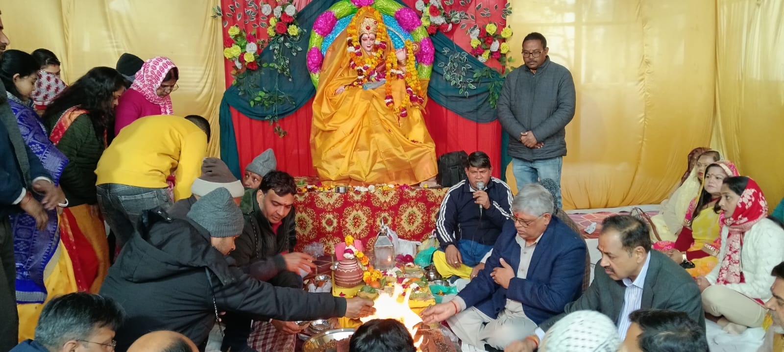 वर्षा के बीच रामलीला मैदान में भव्य सरस्वती पूजा