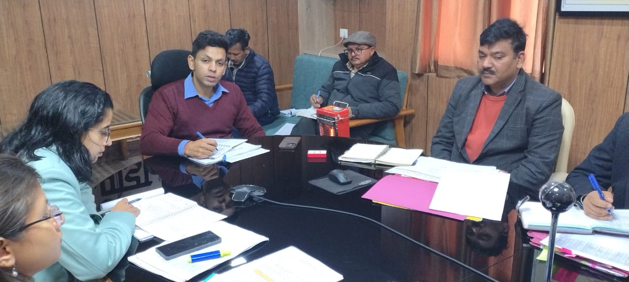 ने जिला स्तरीय स्टाफ बैठक की अध्यक्षता करते हुए