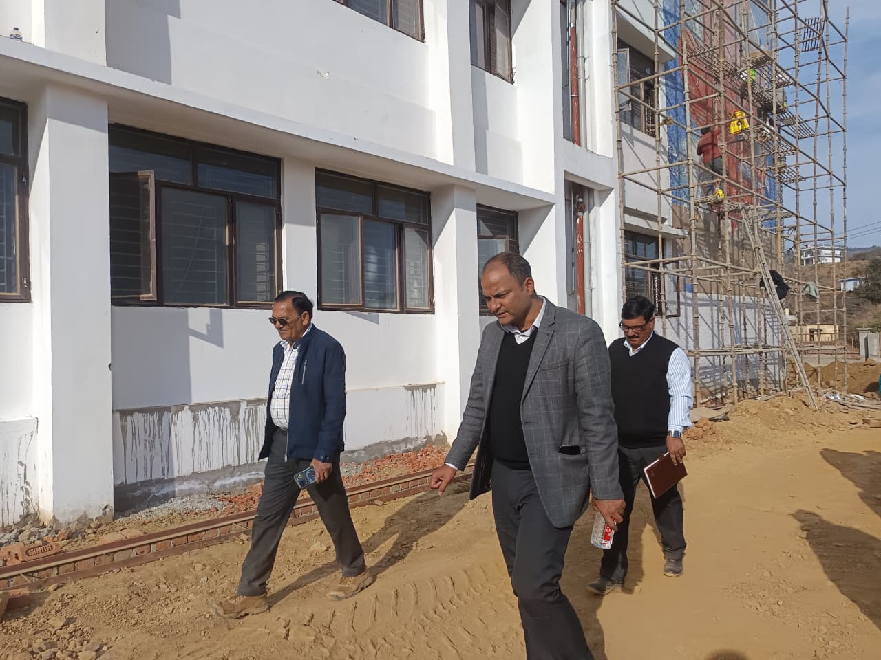केंद्रीय विद्यालय के निर्माणाधीन स्थायी भवन का जिलाधिकारी ने