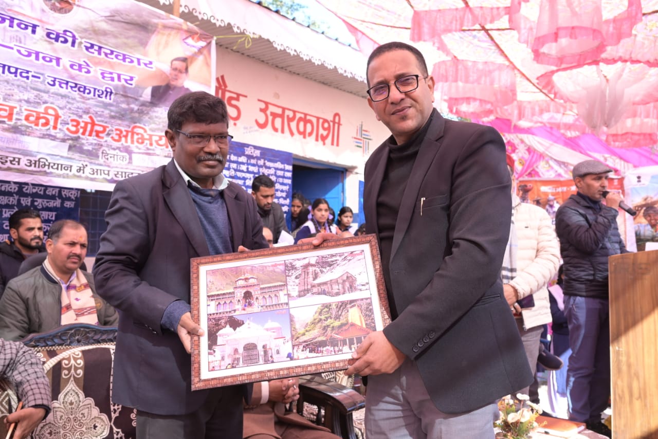 सचिव डॉ वी षणमुगम और जिलाधिकारी प्रशांत आर्य ने