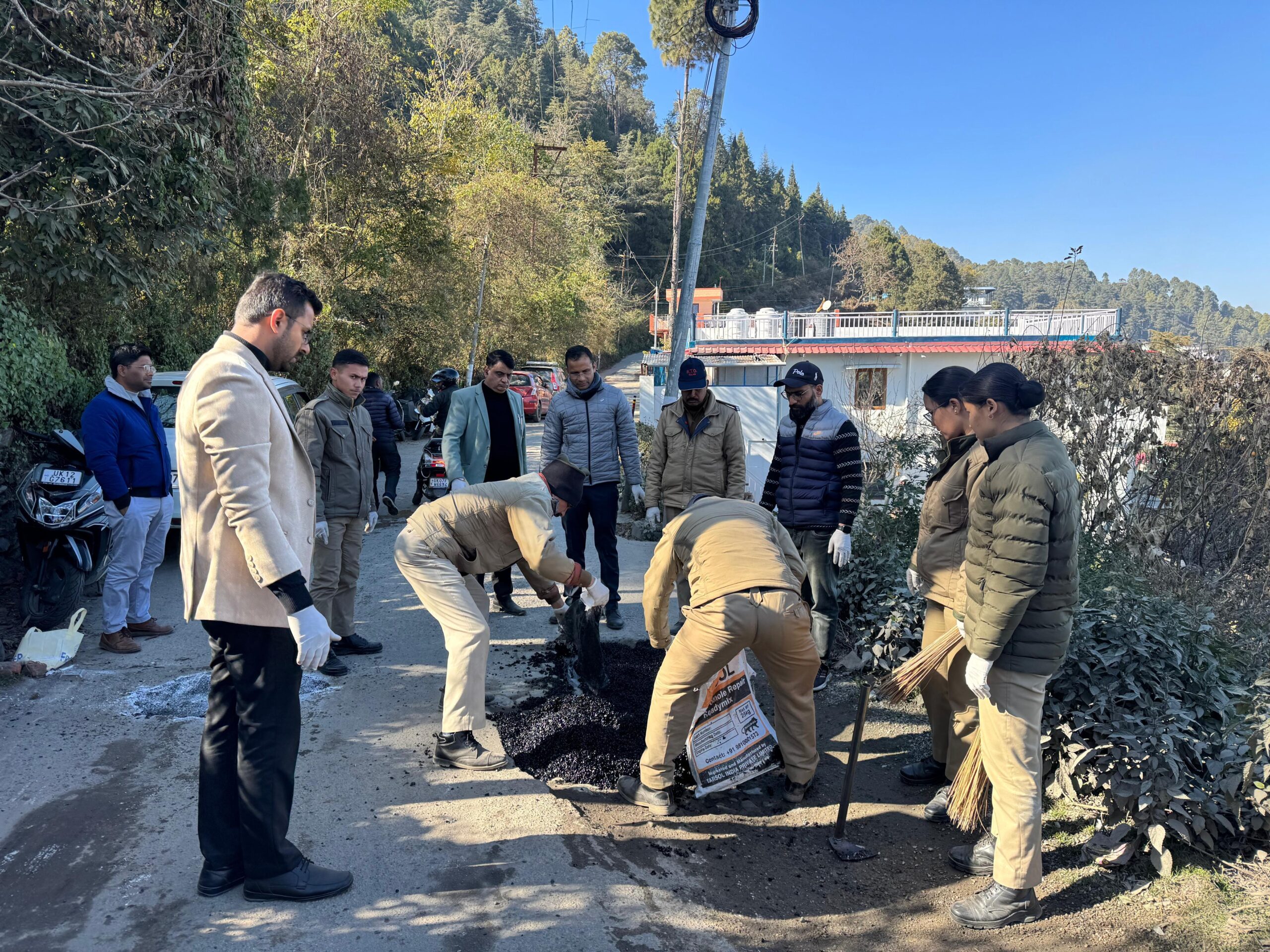 को गड्ढा मुक्त करने हेतु चलाया अभियान