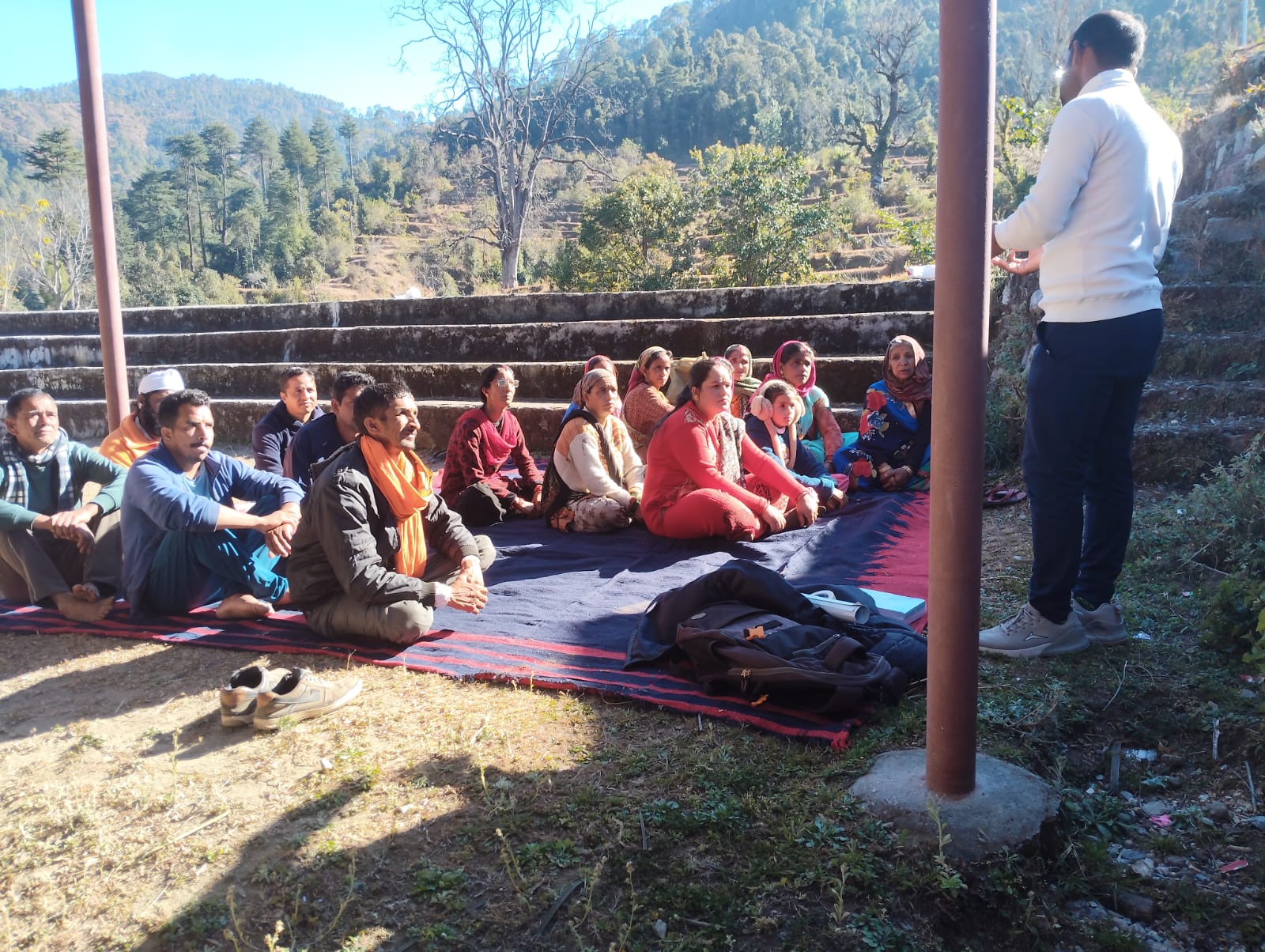 फाउंडेशन की ओर से महिला समूह को दिया गया