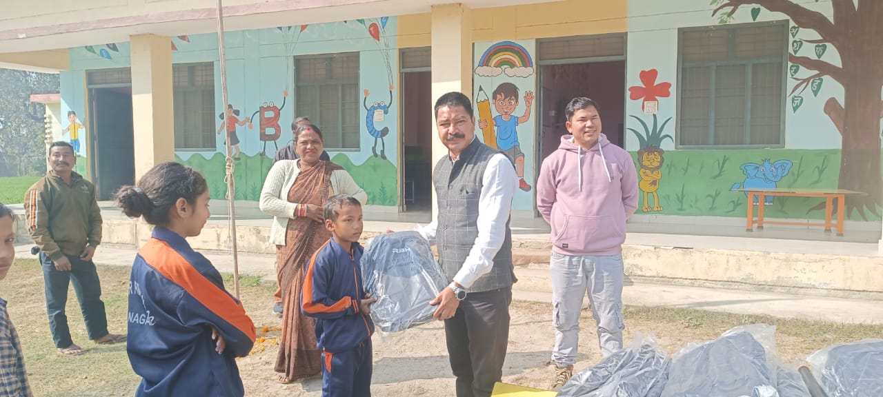 समूह ने राजकीय प्राथमिक विद्यालय भरौनी में बांटे बैग