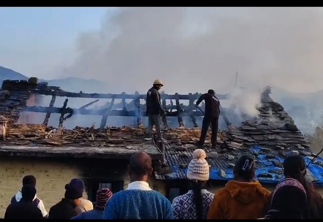 150 मीटर दूर खड़ी दमकल में नहीं था पानी लोहाघाट