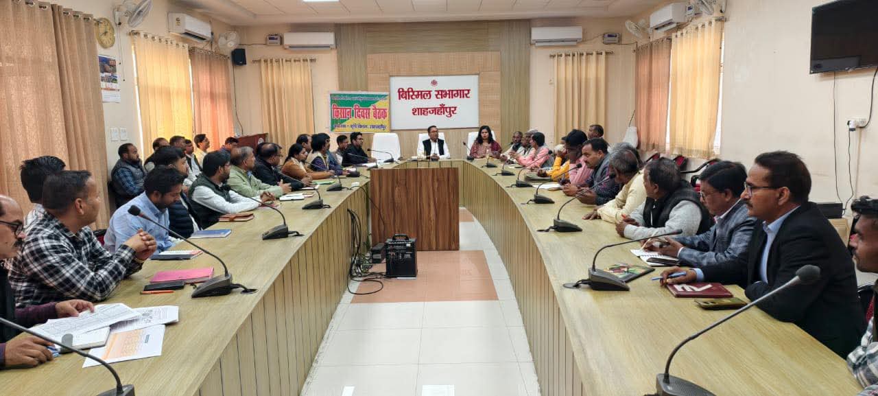 डीएम ने सुनीं समस्याएं, कार्बन क्रेडिट और बिजली सुधार के लिए दिए कड़े निर्देश