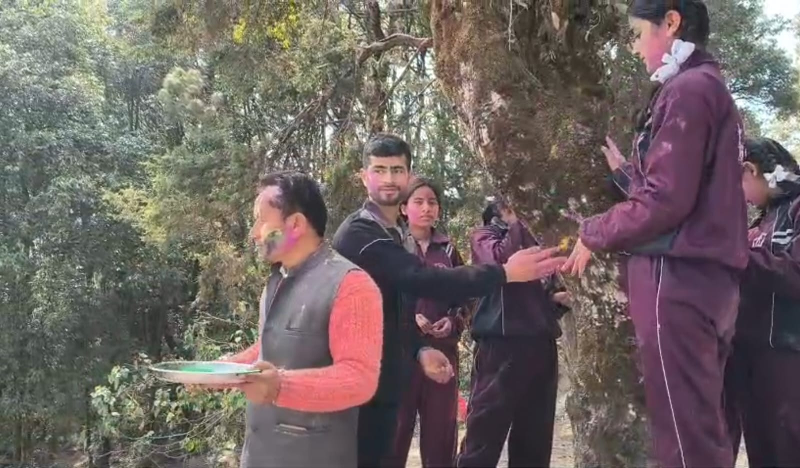 अभिलाषा एकेडमी डीडीहाट में जैव विविधता संरक्षण का संदेश देती अनोखी होली