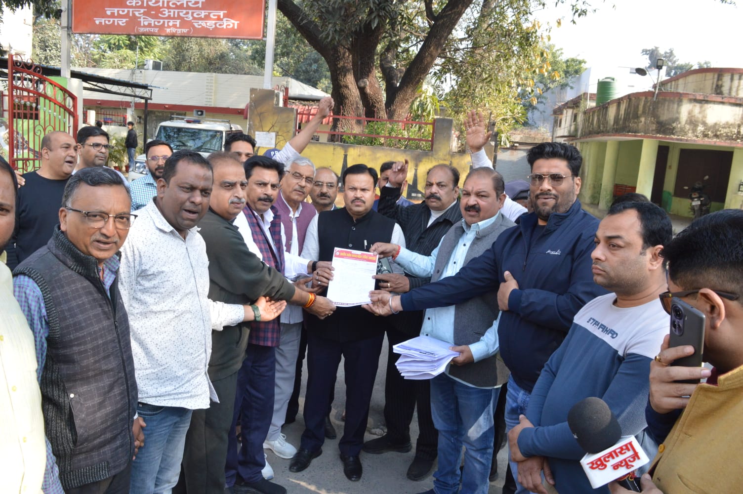 कर वृद्धि यूजर चार्ज व व्यावसायिक कर वापस लेने