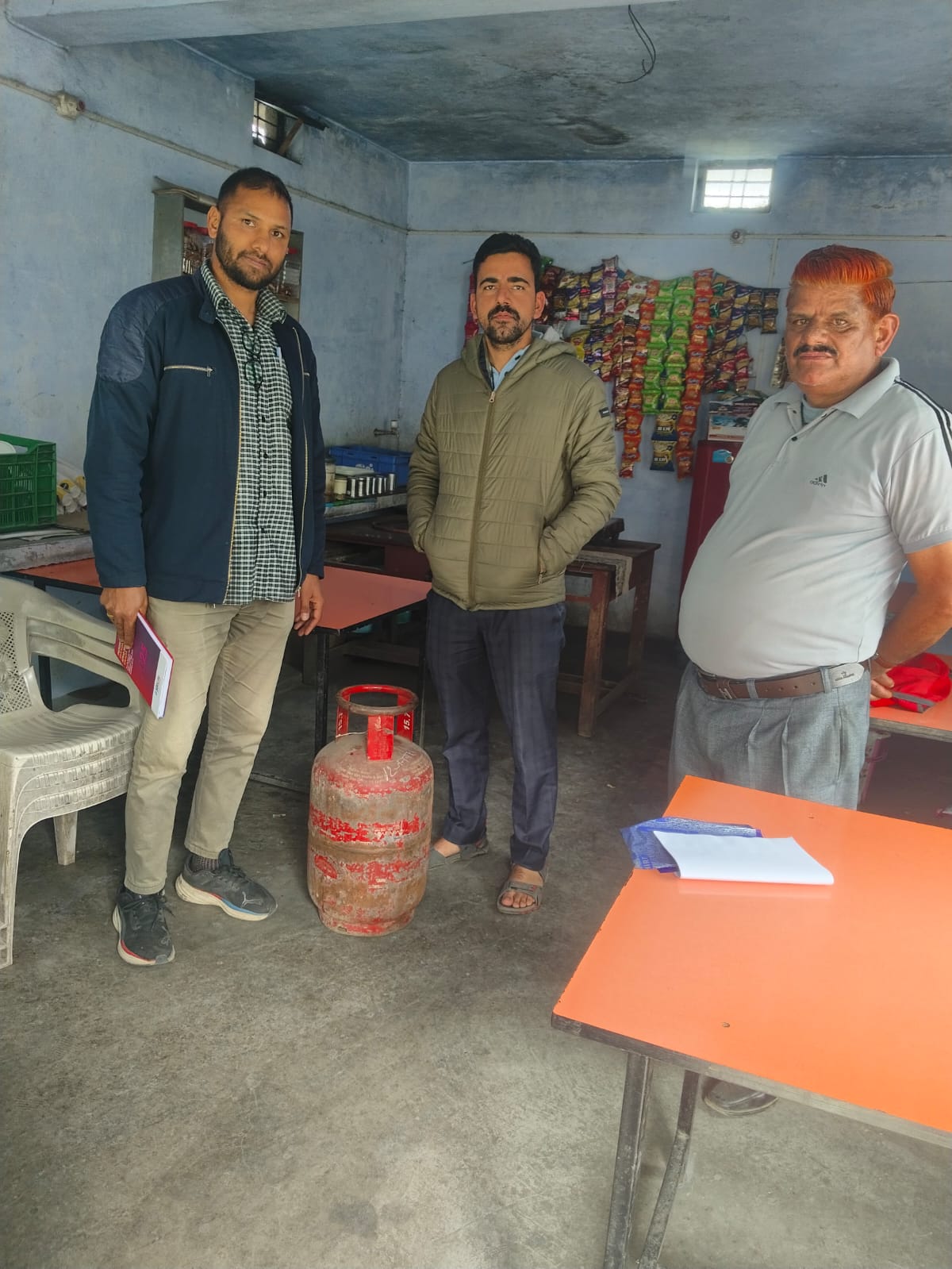 से घरेलू दो सिलेंडर जब्त संचालक के विरुद्ध कार्रवाई