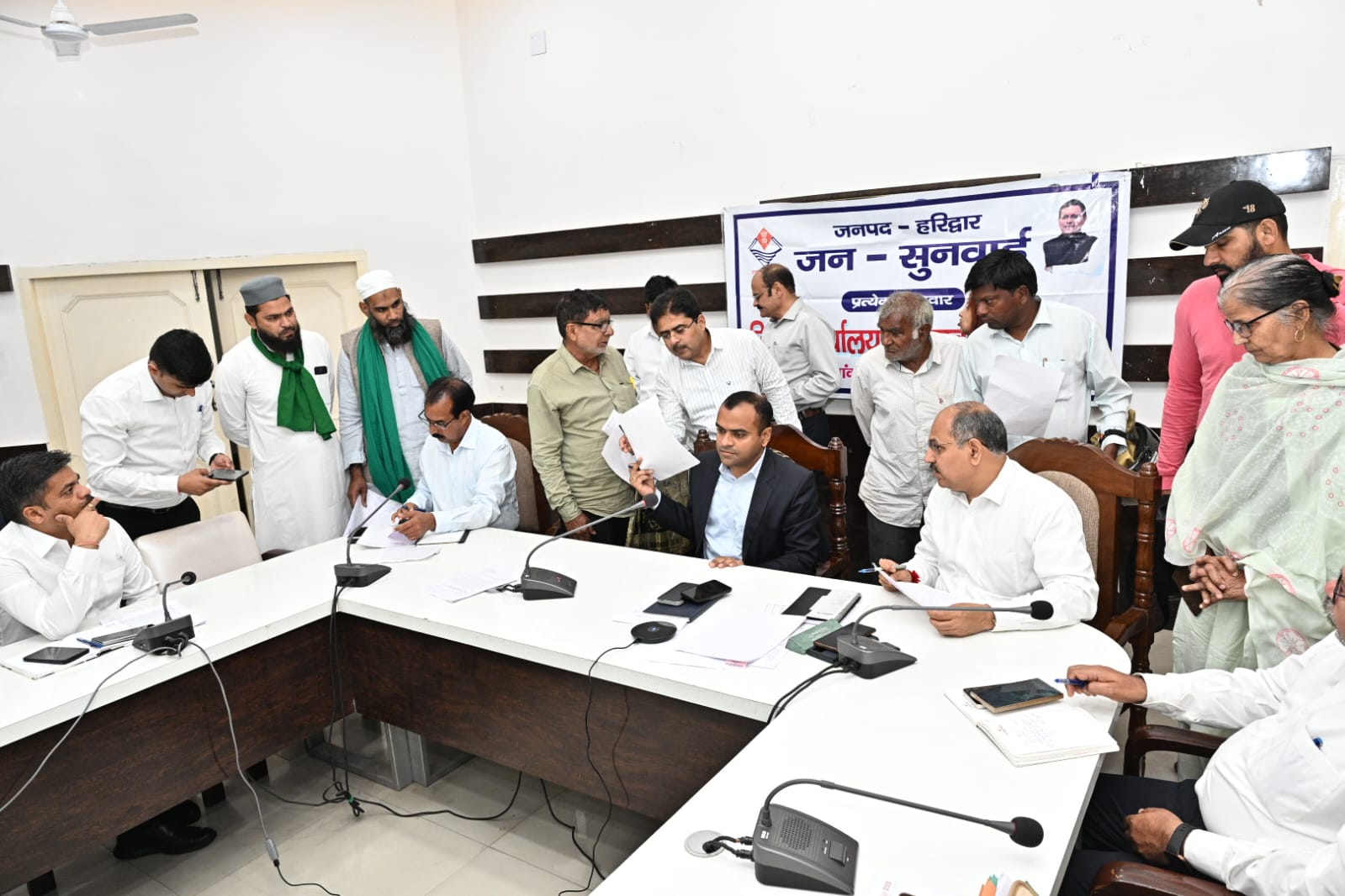 में जिलाधिकारी ने सुनीं जनता की फरियाद